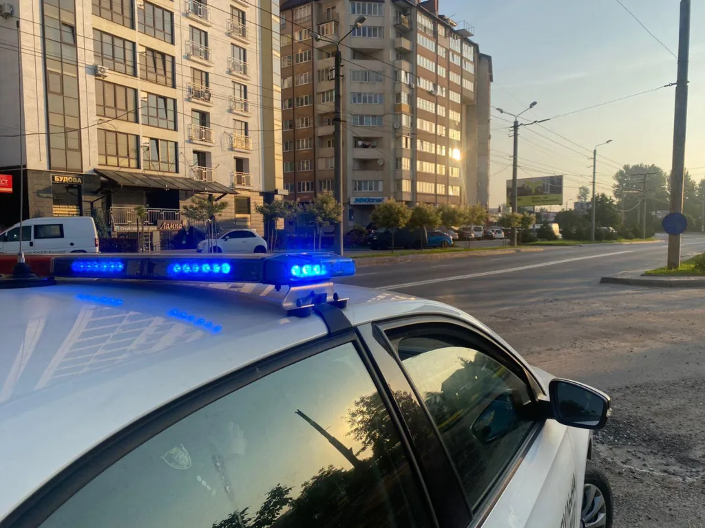 Поліцейська машина з увімкненими синіми проблисками
