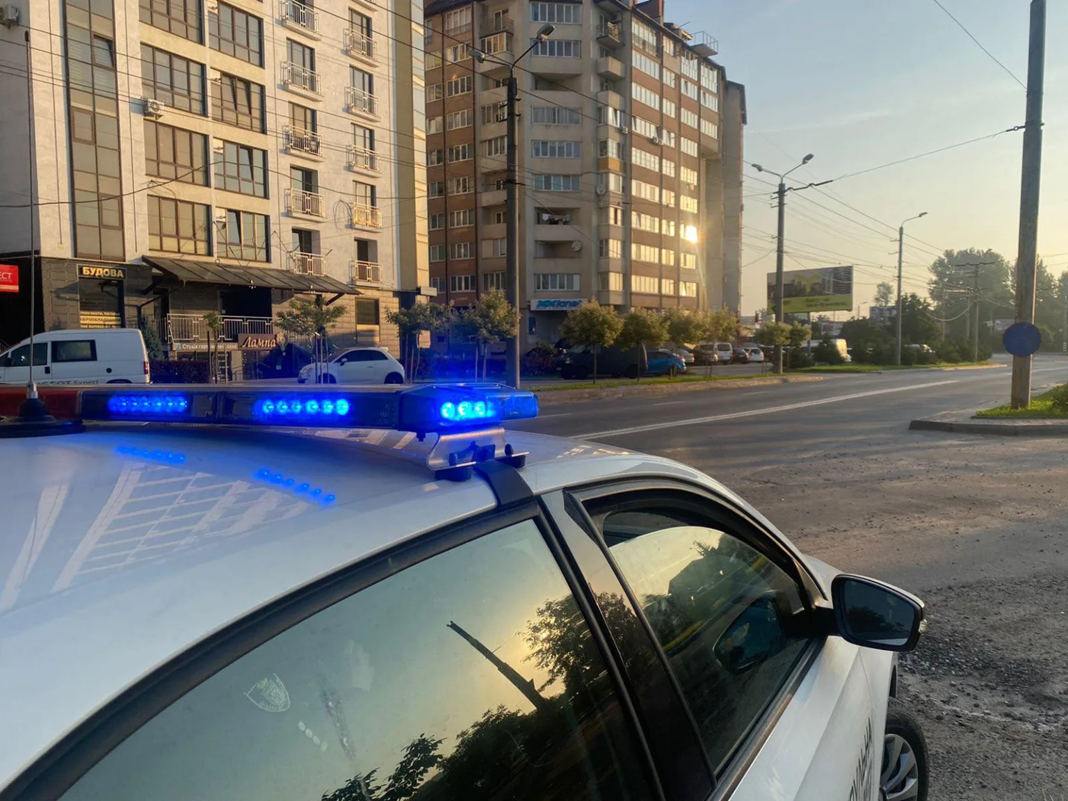 Поліцейська машина з увімкненими синіми проблисками