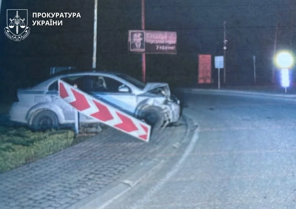 Пошкоджений автомобіль після дорожньої аварії вночі