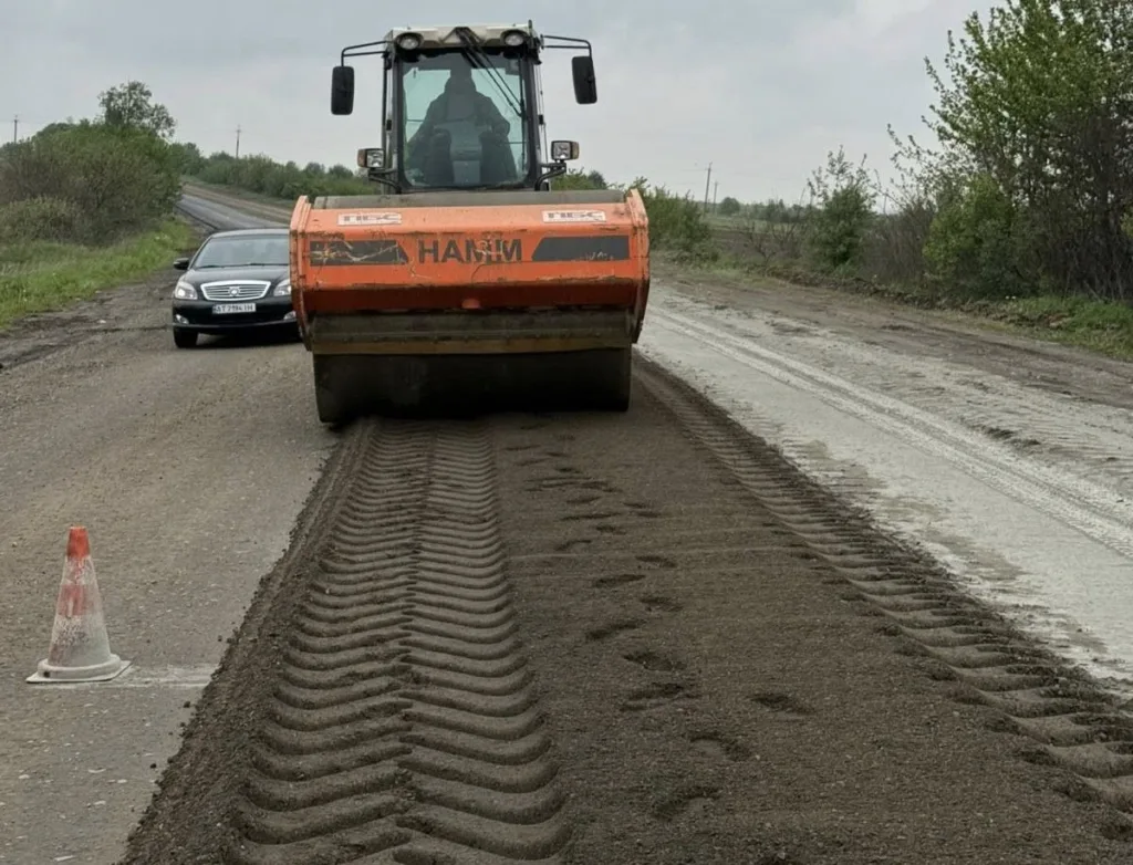 Будівництво дороги з асфальтоукладальником на трасі