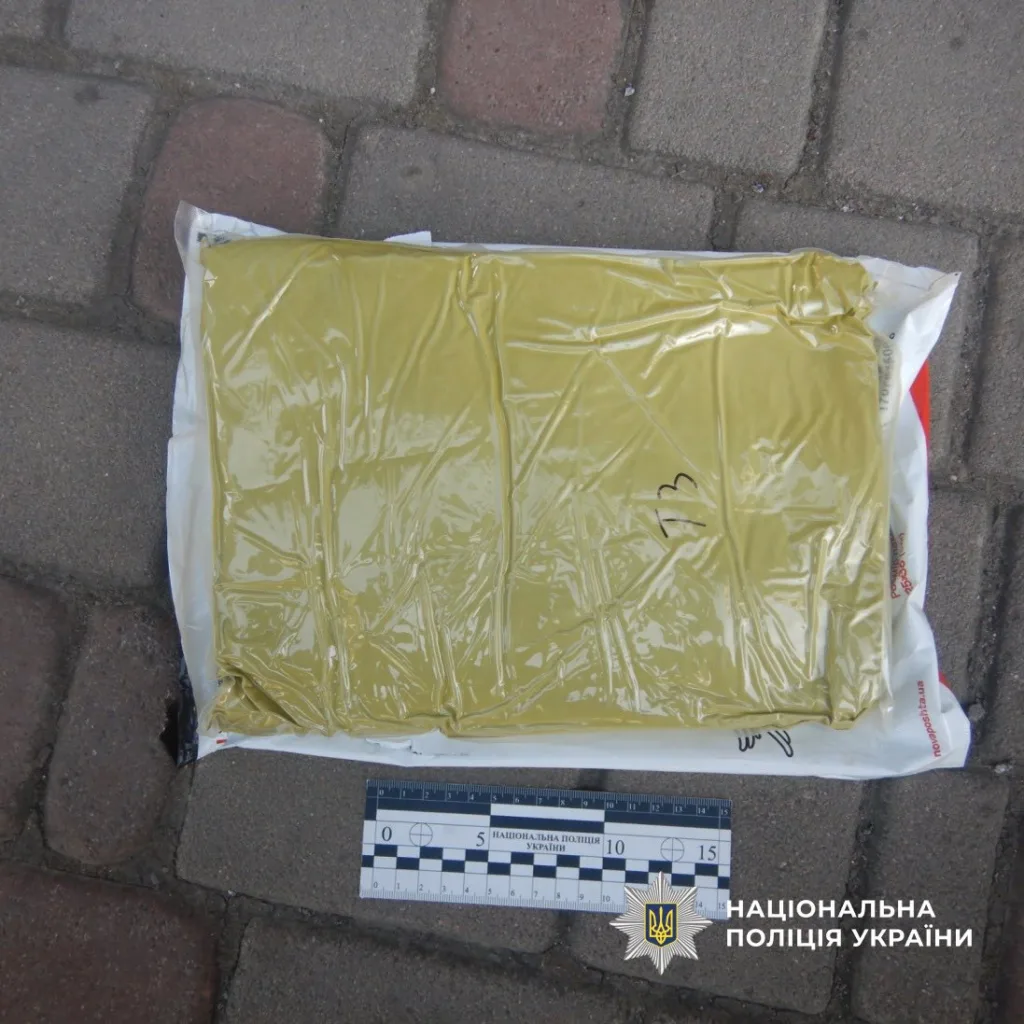 Пакунок, вилучений поліцією України на вулиці