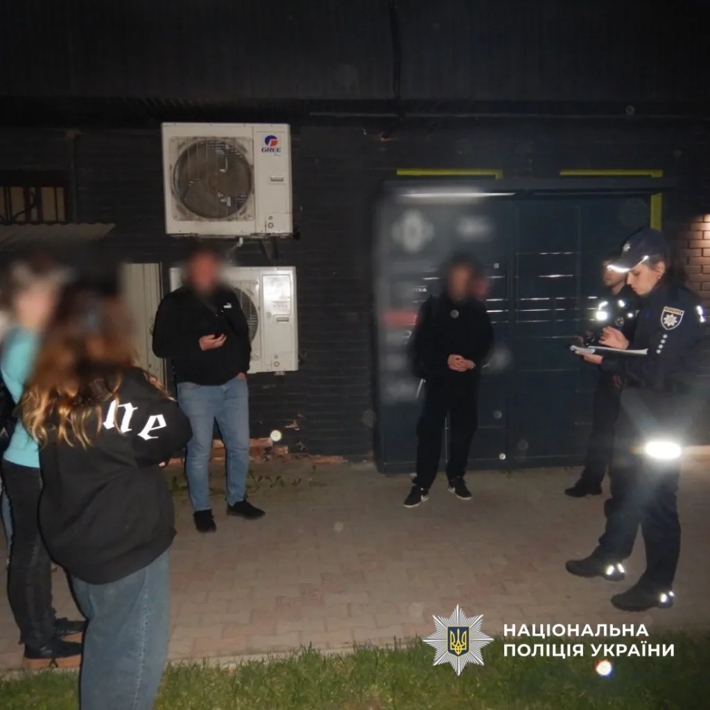Поліція спілкується з людьми біля будівлі