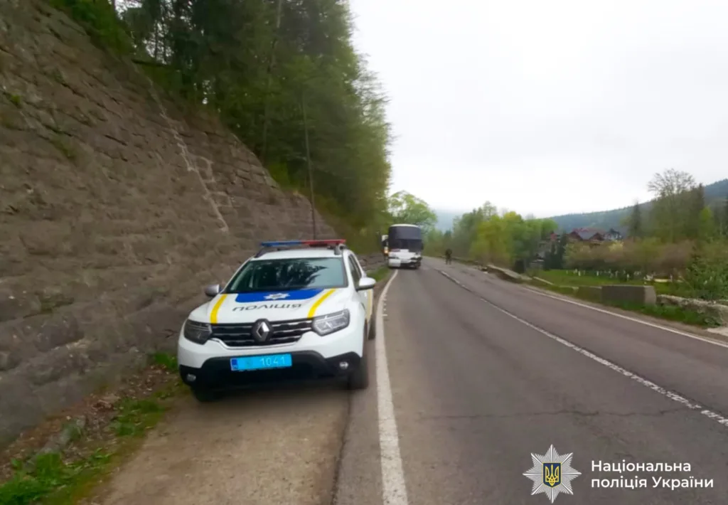 Поліцейський автомобіль на гірській дорозі України