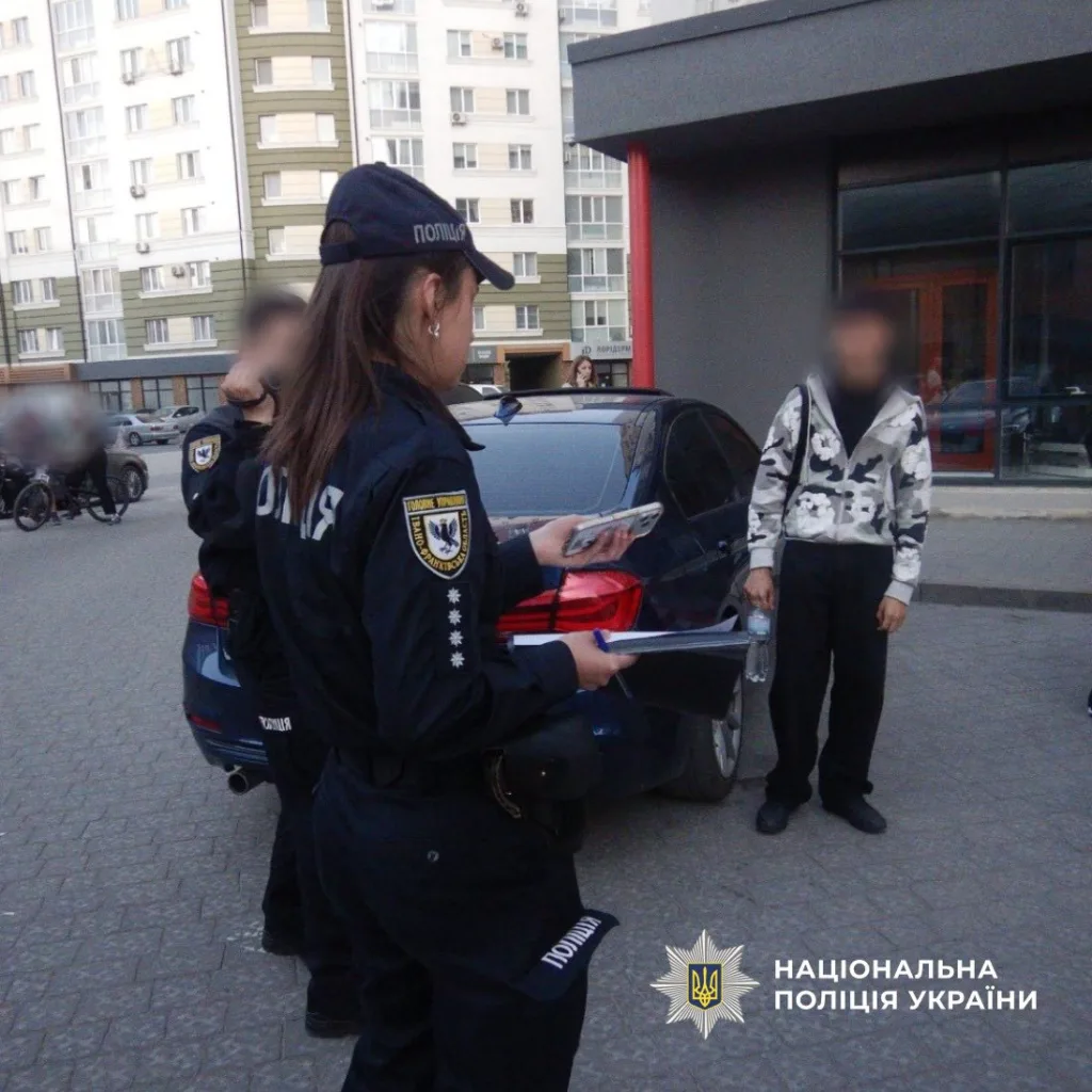 Поліція України проводить перевірку документів на вулиці