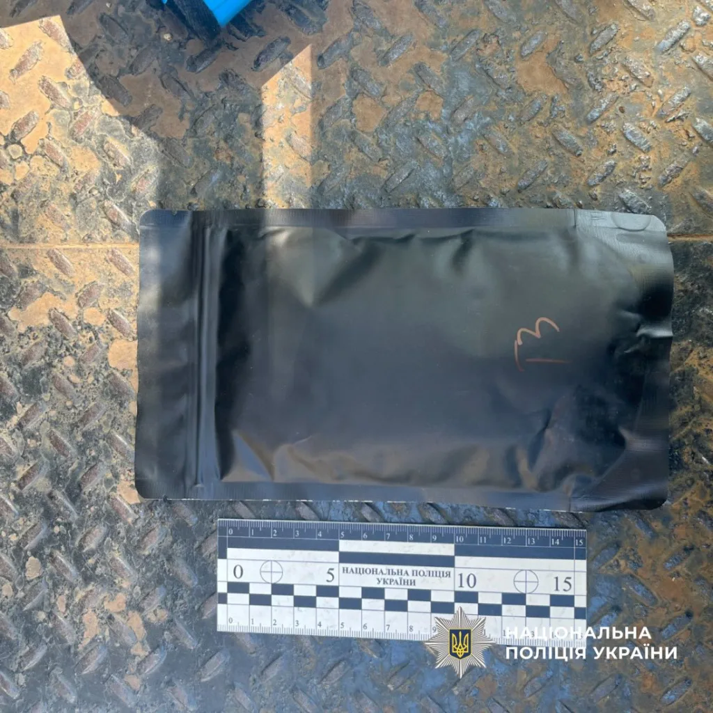 Чорний пакет з мірною лінійкою поліції України