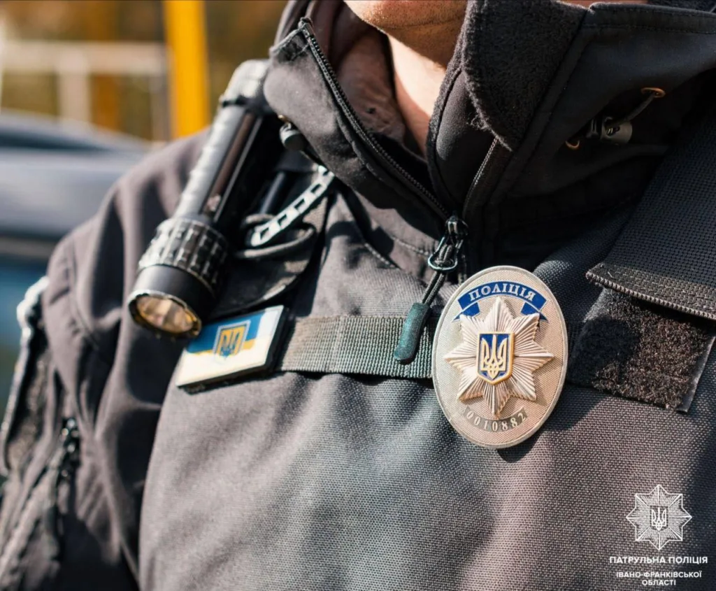 Форма українського поліцейського з жетоном та емблемою
