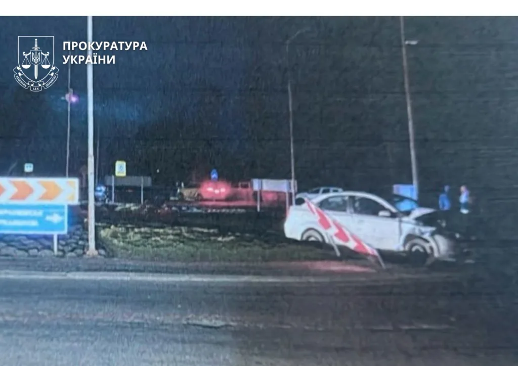 Нічна ДТП з пошкодженим білим автомобілем