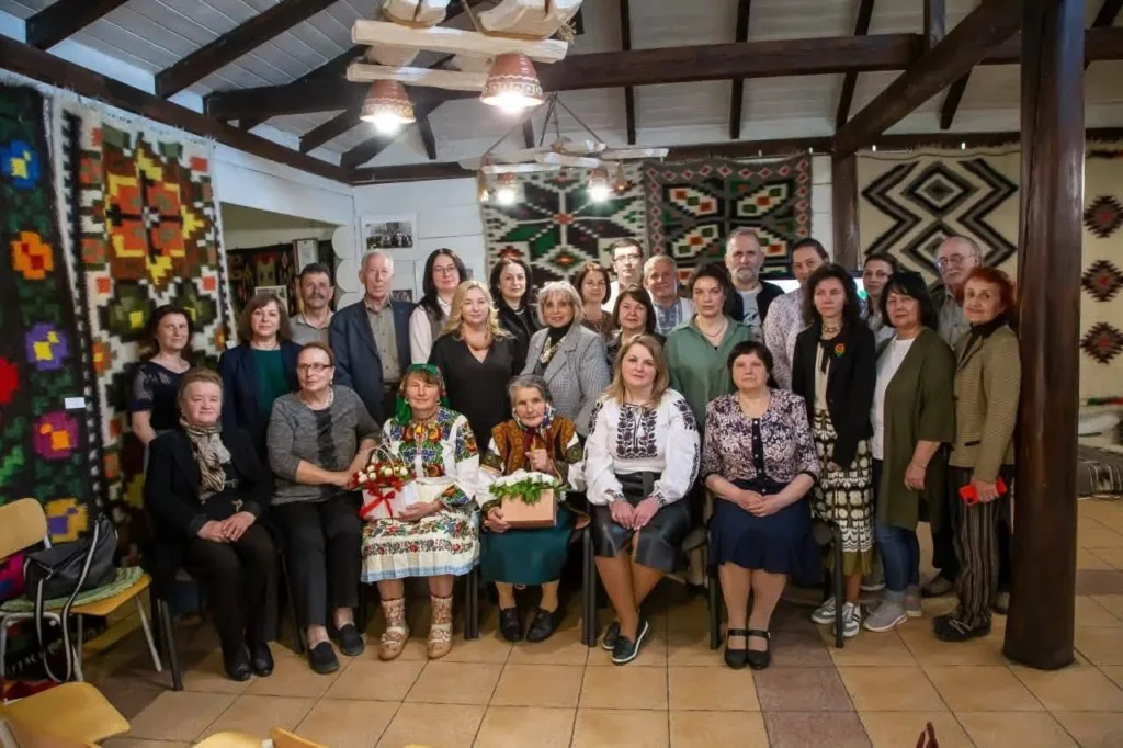 Групове фото людей у традиційному українському одязі