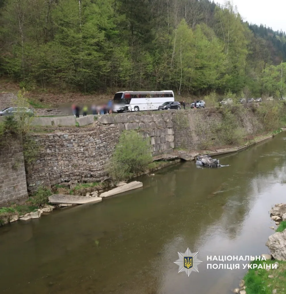 Автомобіль у річці після аварії в горах