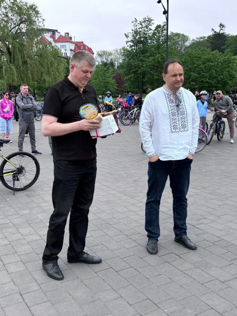 Двоє чоловіків на велоподії в парку