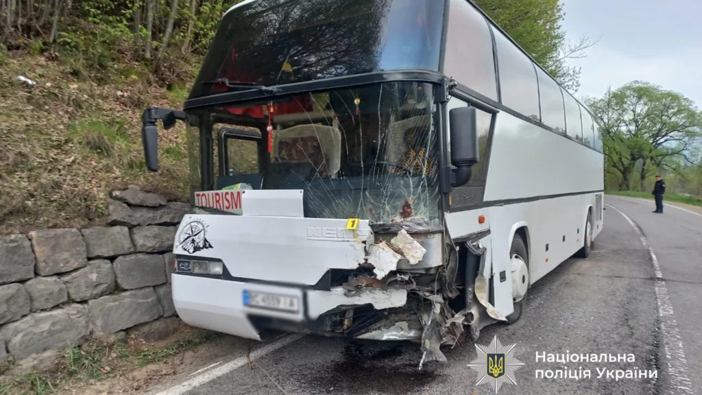 Пошкоджений туристичний автобус після ДТП на дорозі