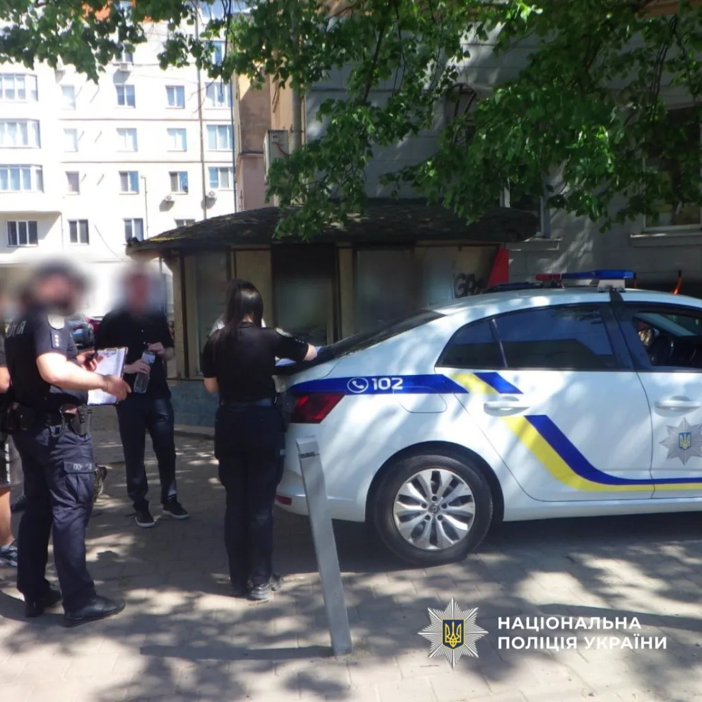 Поліцейські біля службового автомобіля Нацполіції України