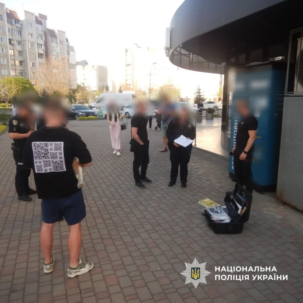 Поліція проводить розслідування біля будівлі в місті