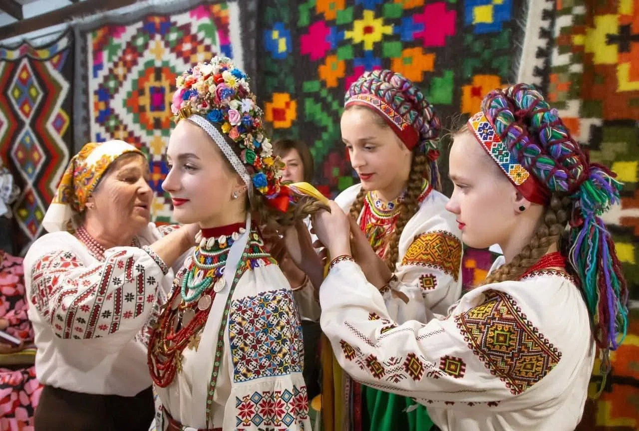 Українки у традиційних вишиванках і народних прикрасах