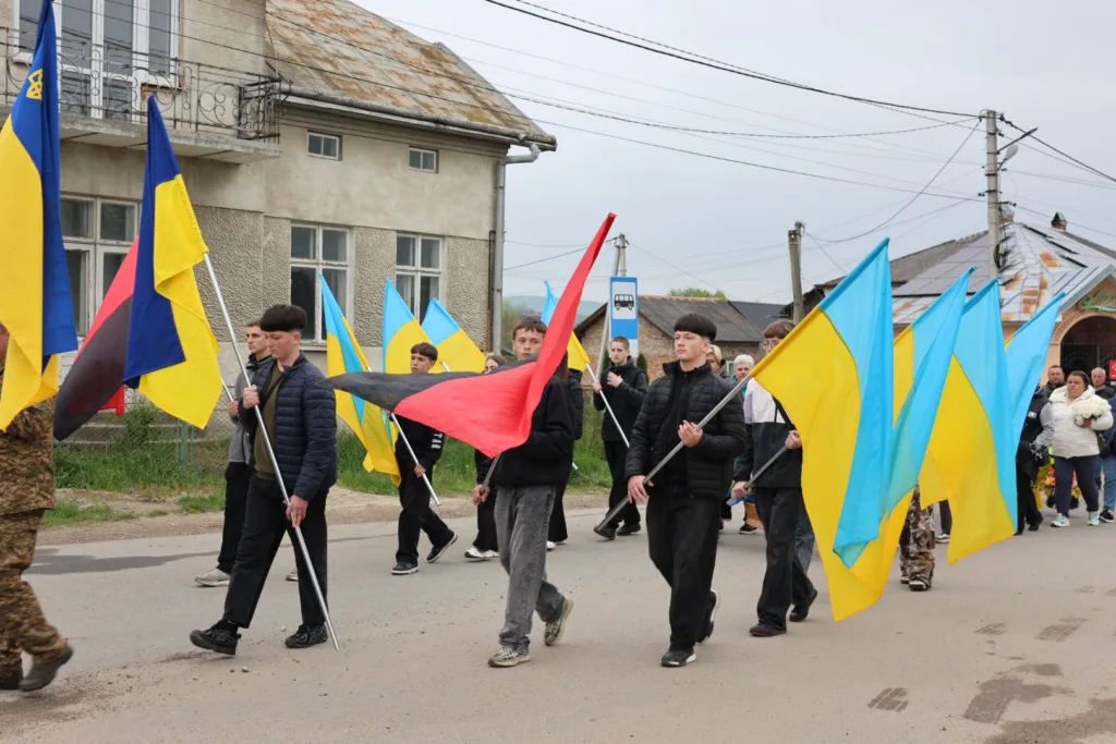 Хода з українськими прапорами на вулиці міста