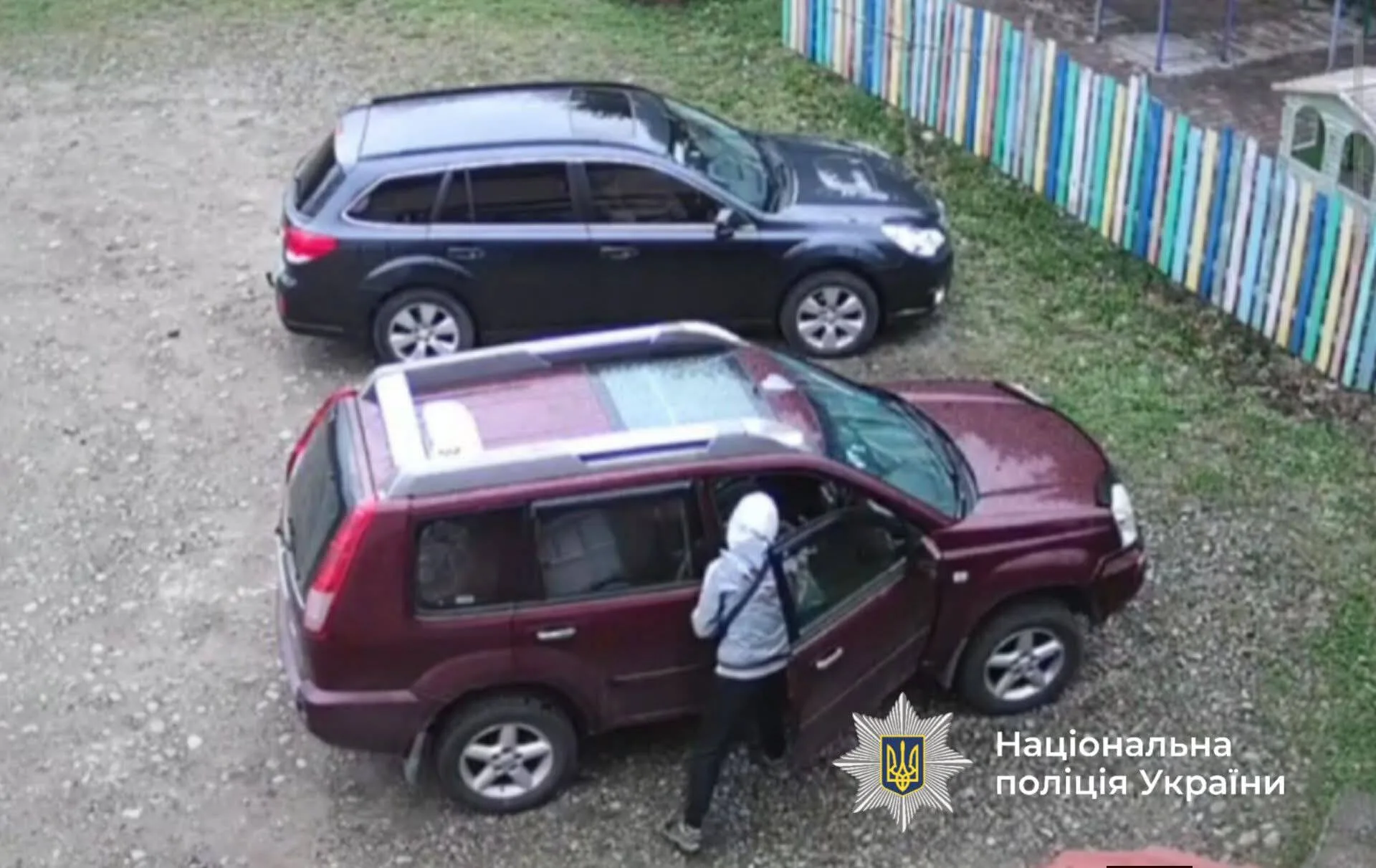 Людина біля червоного авто, фото поліції України
