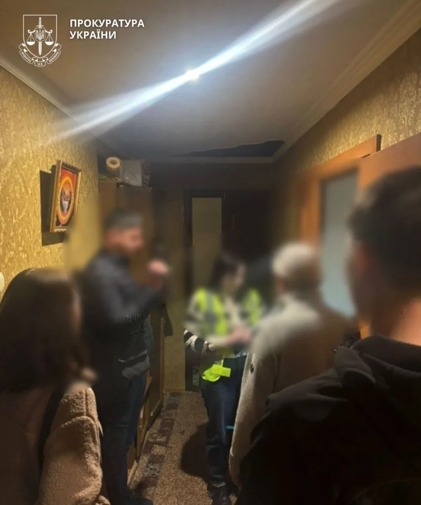 Слідчі проводять обшук у квартирі