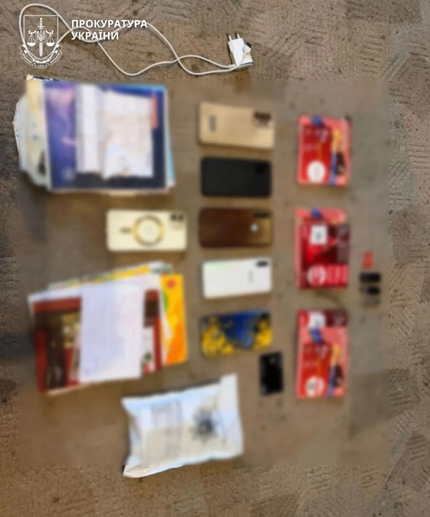 Мобільні телефони, документи та SIM-карти на столі