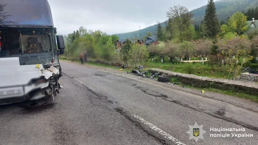 ДТП з пошкодженим автобусом на гірській дорозі
