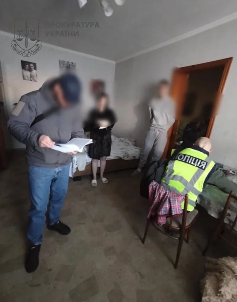Поліція проводить обшук у квартирі