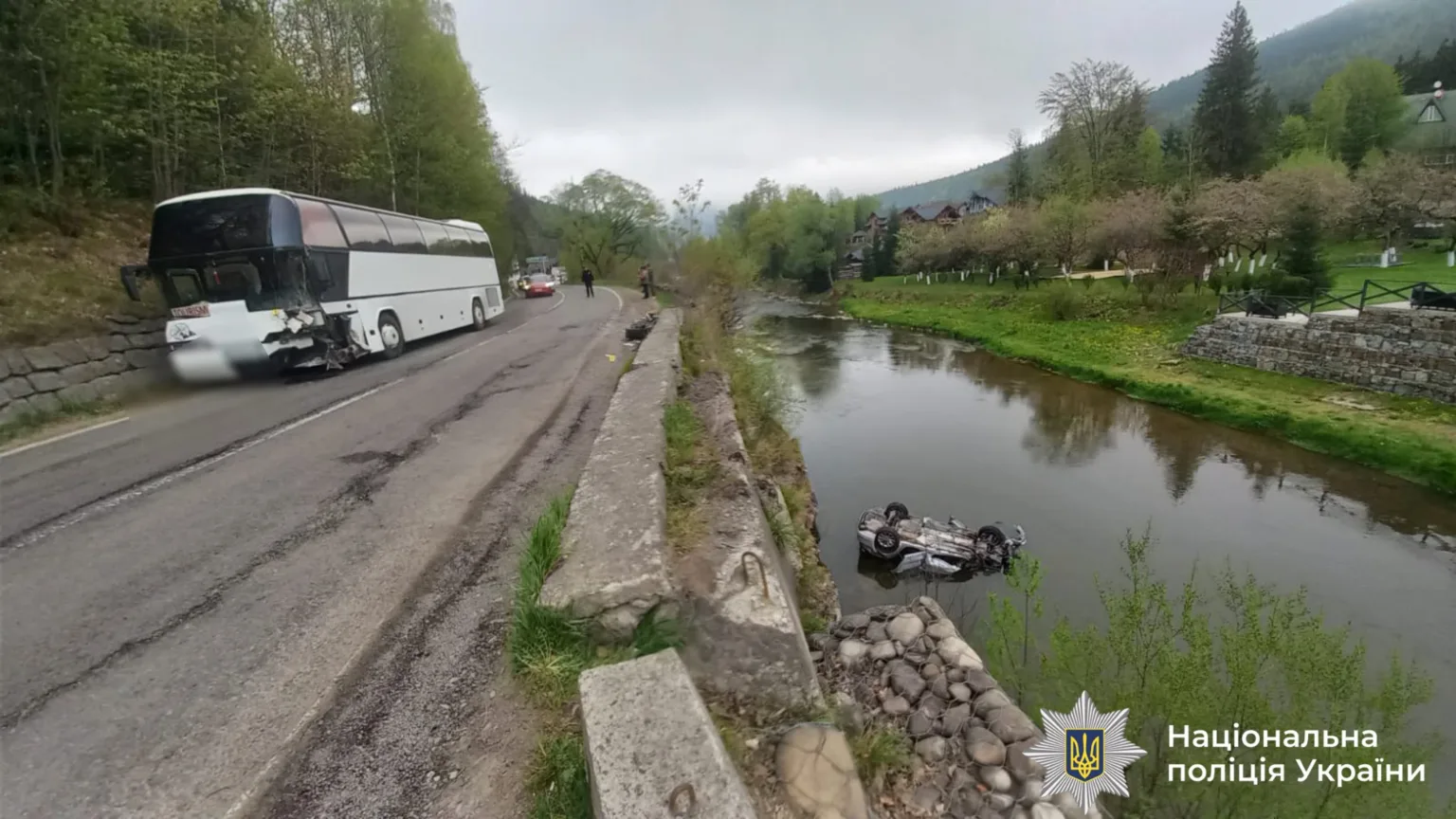 ДТП з автобусом і автомобілем у річці