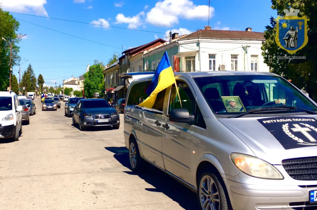Автоколона з українським прапором у місті.