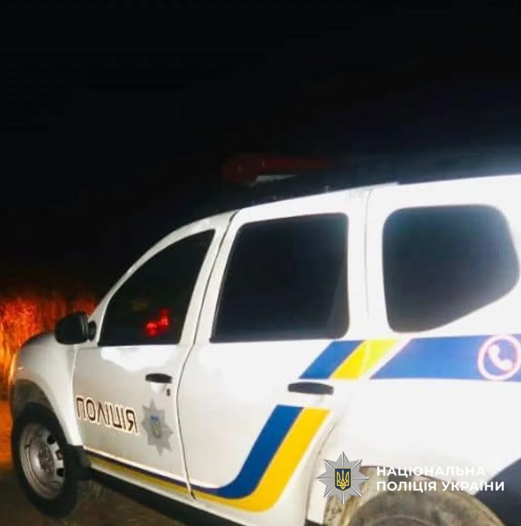 Поліцейський автомобіль України вночі