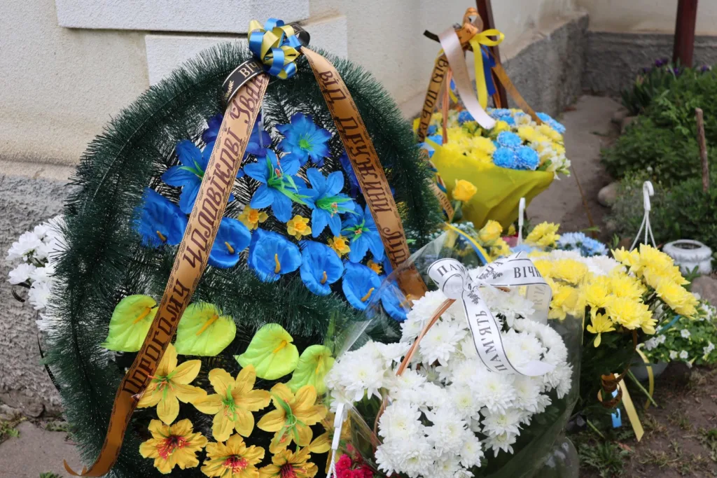 Поминальні вінки з синіми та жовтими квітами