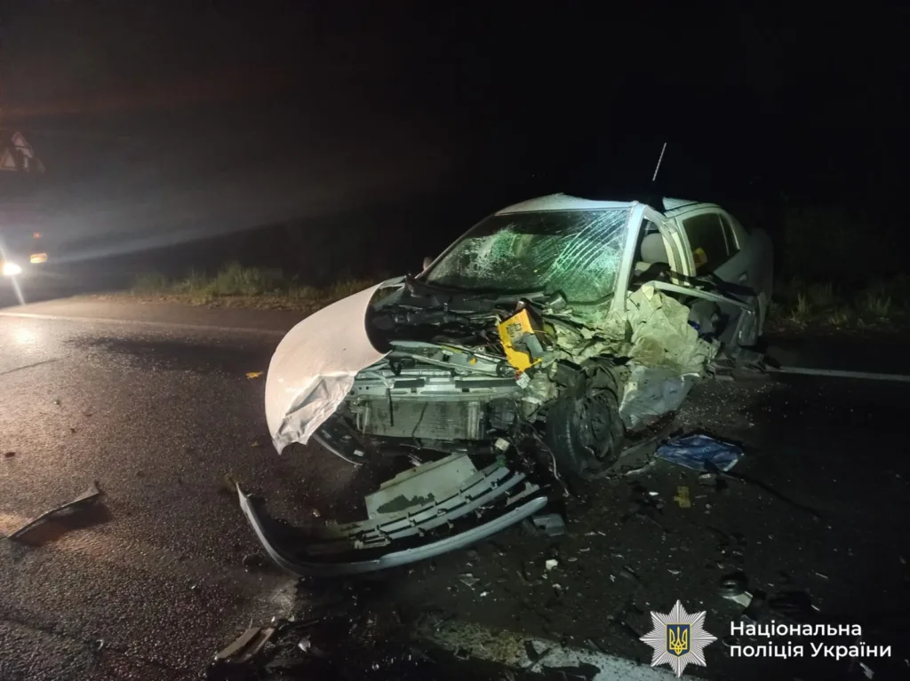 ДТП на дорозі, пошкоджений автомобіль уночі