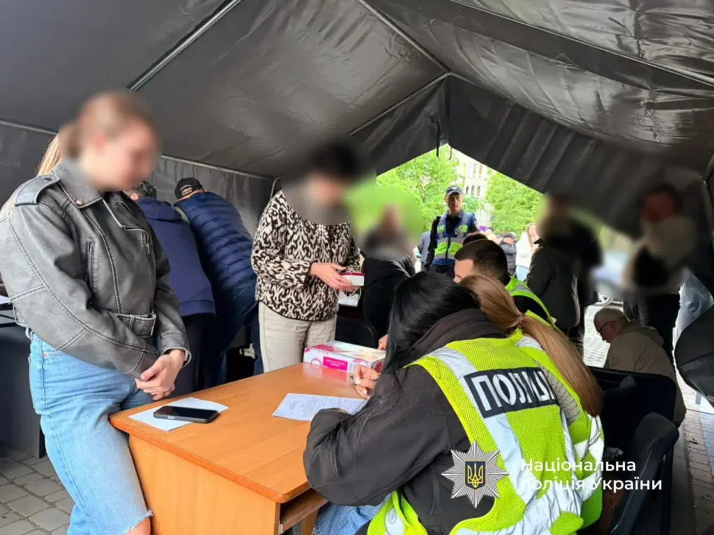 Поліцейські допомагають людям у наметі
