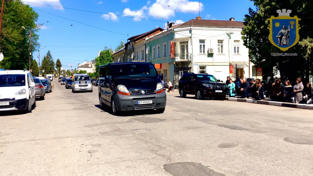 Автомобілі на вулиці міста Тлумач