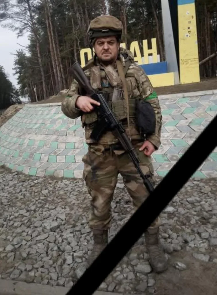 Український військовий у камуфляжі зі зброєю