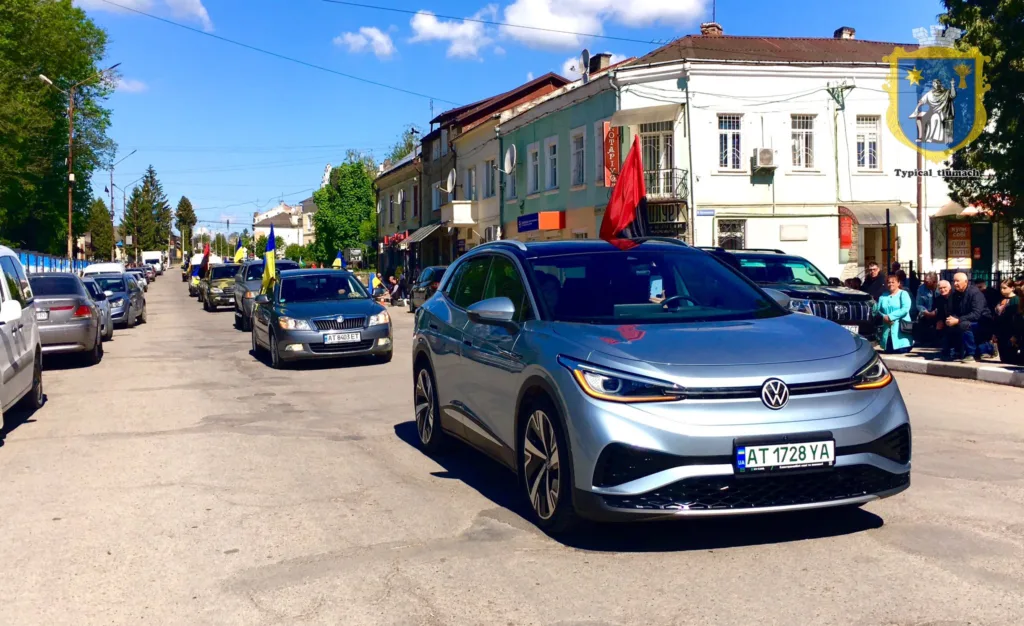 Автоколона з прапорами на вулицях Тлумача