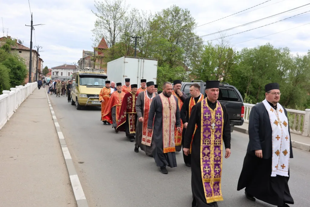 Релігійна хода священників на вулиці міста