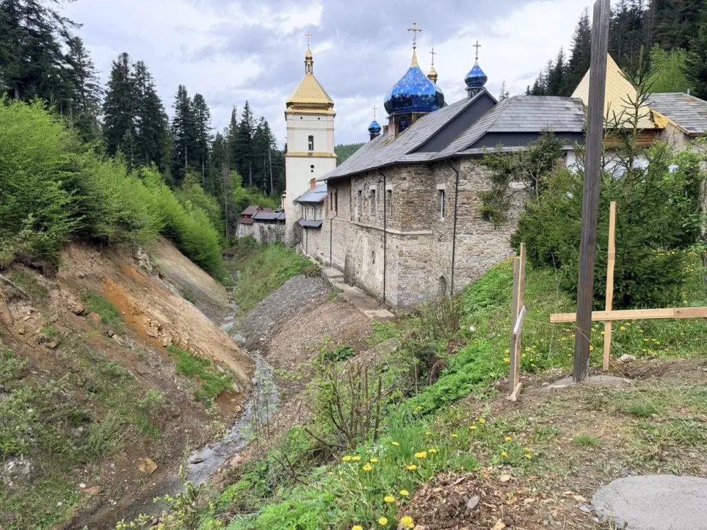 Старовинний монастир серед карпатського лісу