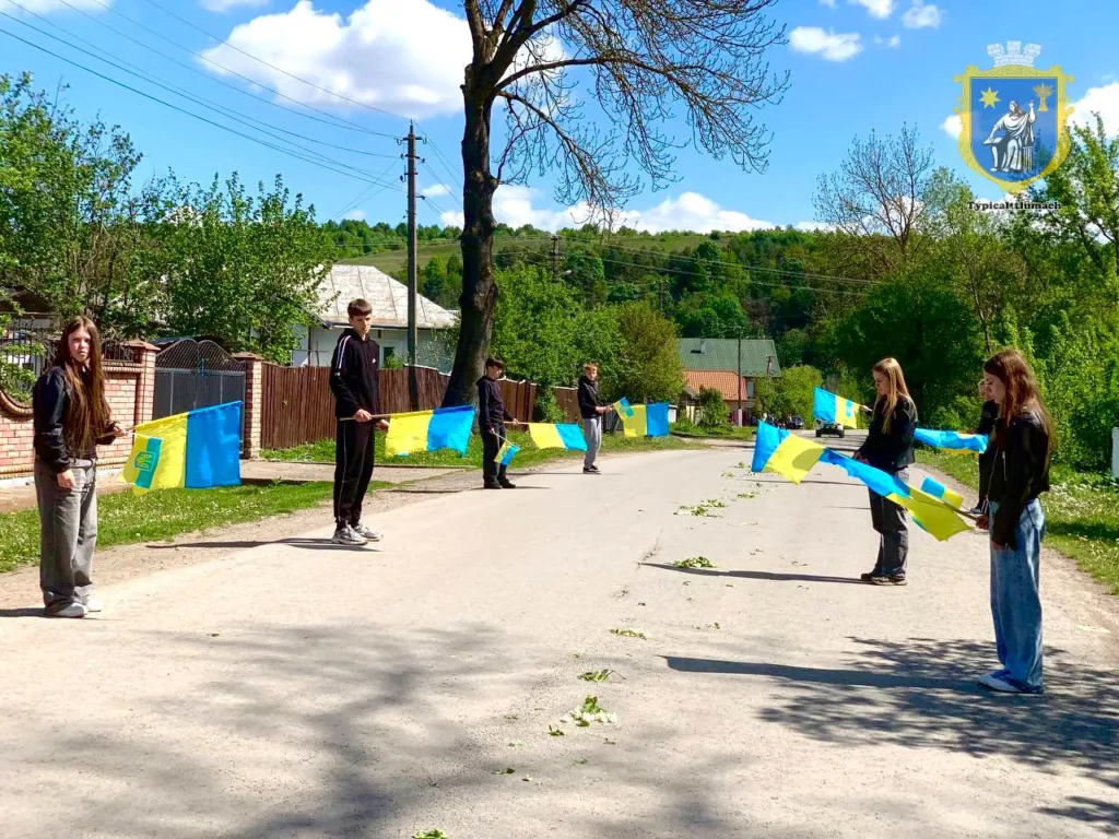 Молодь тримає українські прапори на вулиці