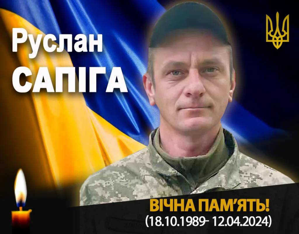 Український військовий на фоні прапора України