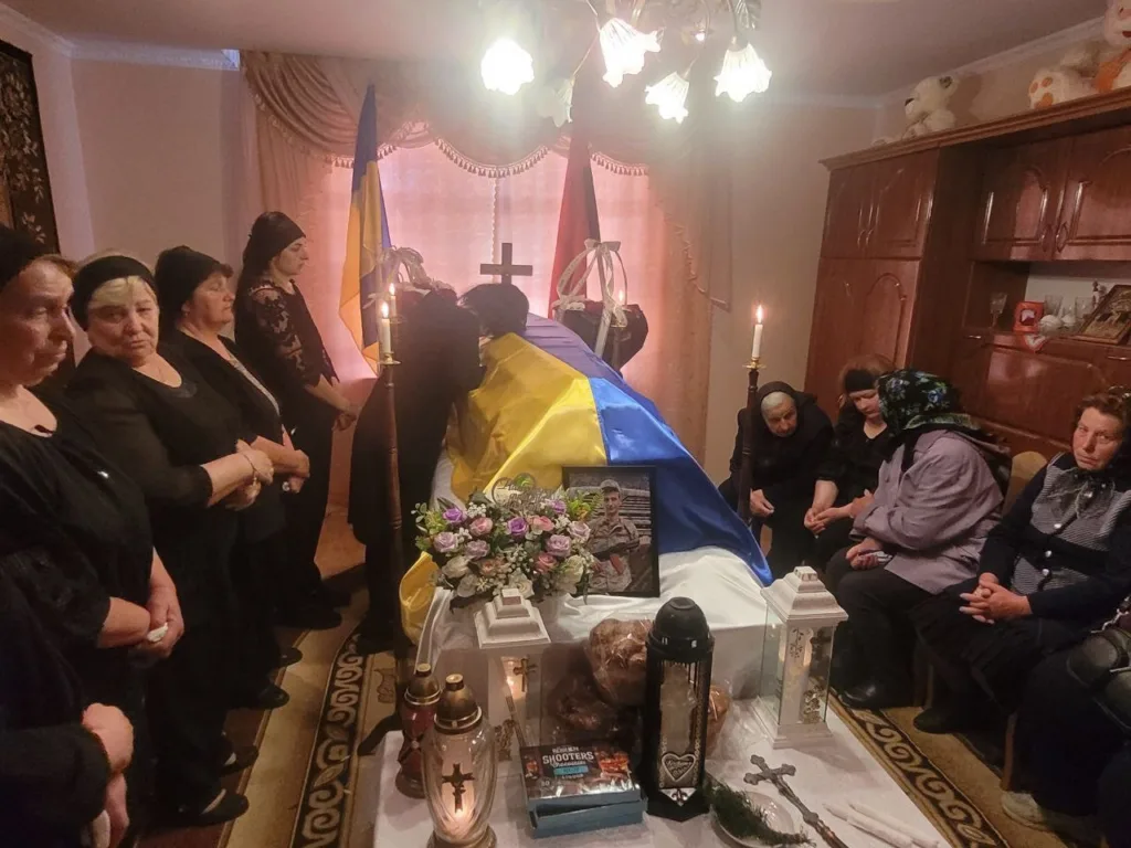 Похорон воїна з українським прапором у домі