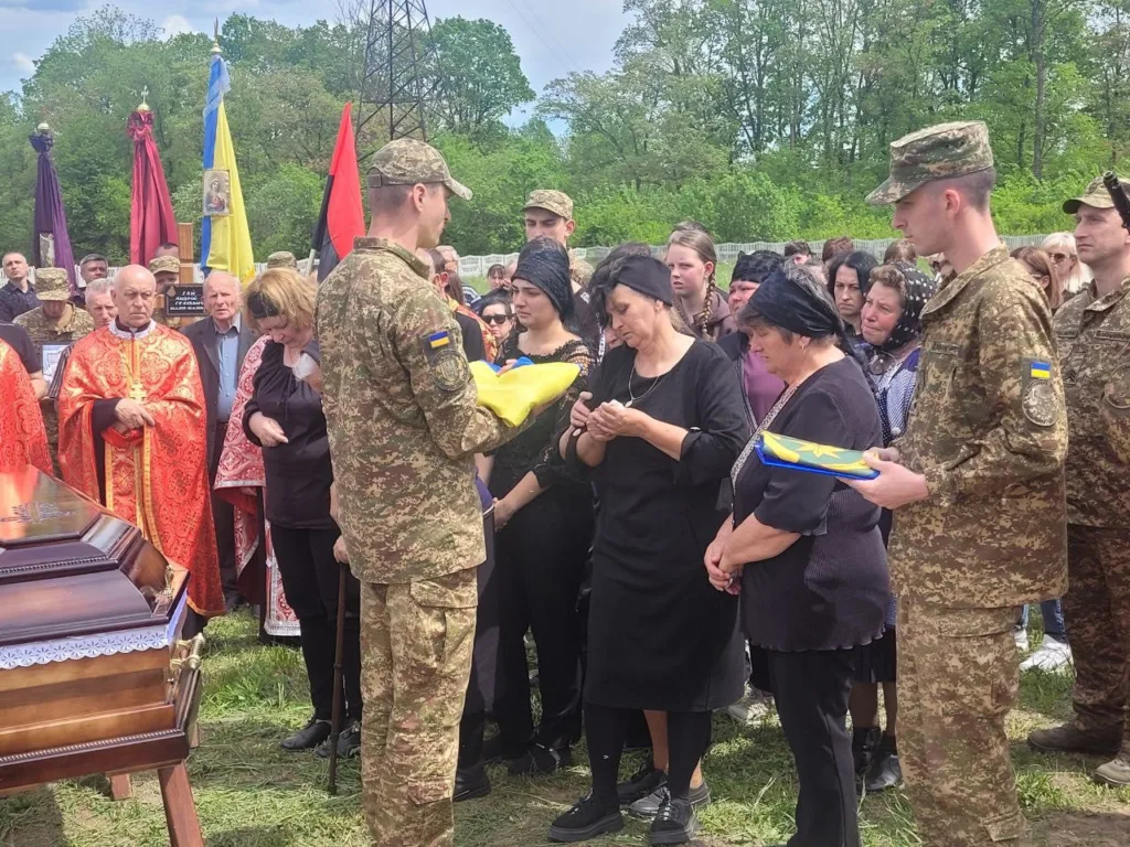 Військовий похорон із державними прапорами України