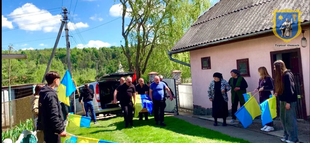 Прощання із загиблим військовим у селі України