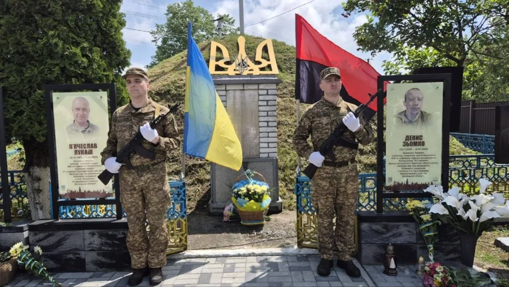 Військові вшанували пам’ять героїв біля меморіалу