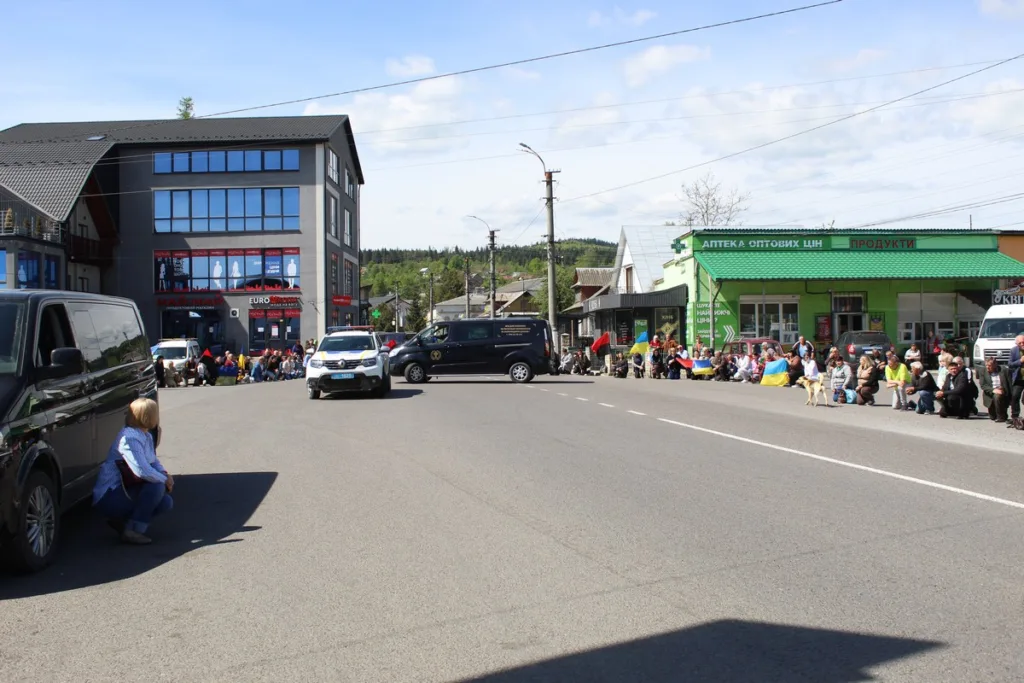 Люди з прапорами України на вулиці міста
