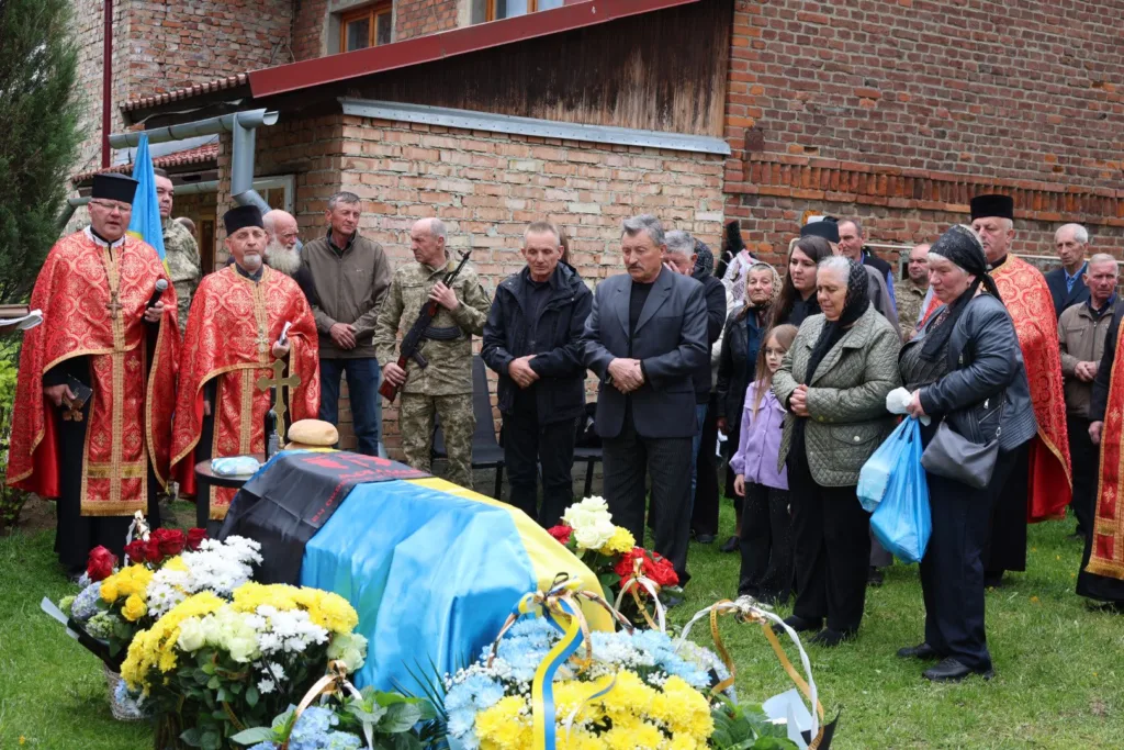 Похоронна церемонія з військовим та релігійними служителями
