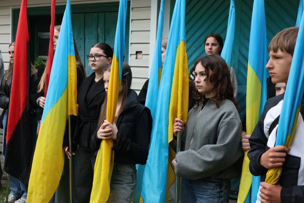 Молодь тримає українські прапори на вулиці