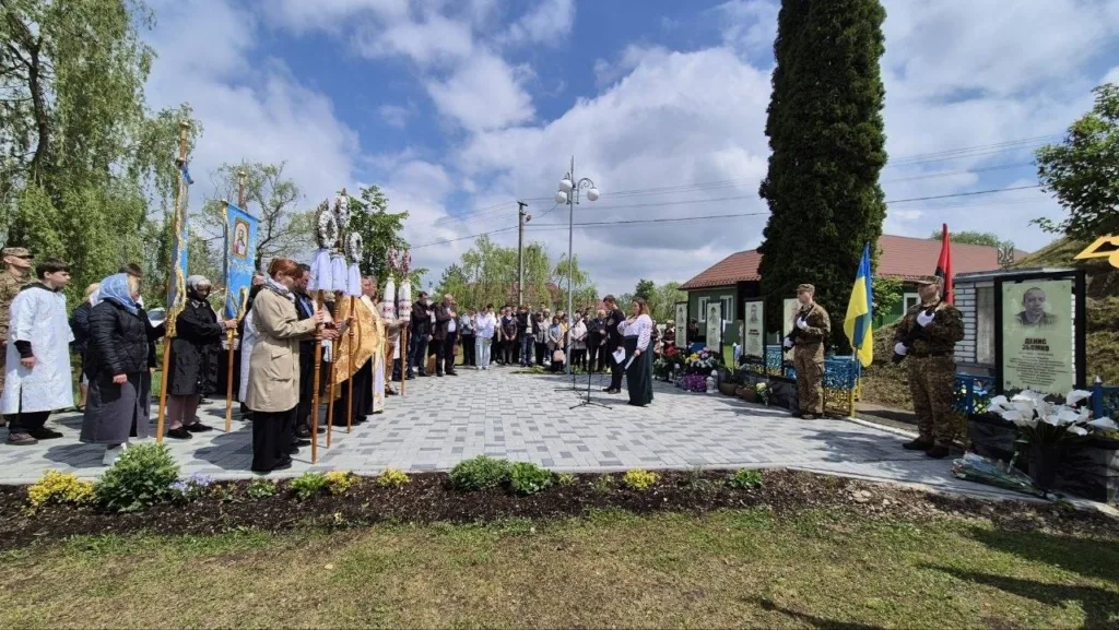 Церемонія вшанування пам'яті героїв у селі