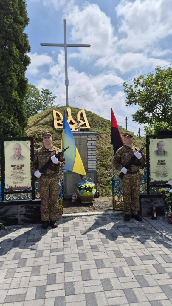 Військові стоять почесною вартою біля меморіалу