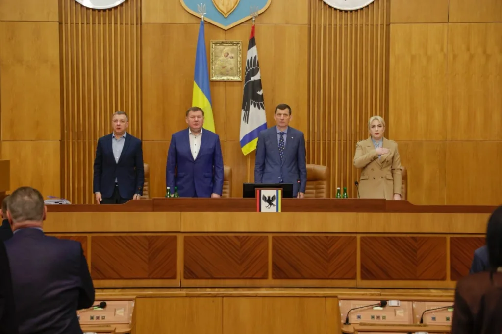 Засідання ради з українським прапором