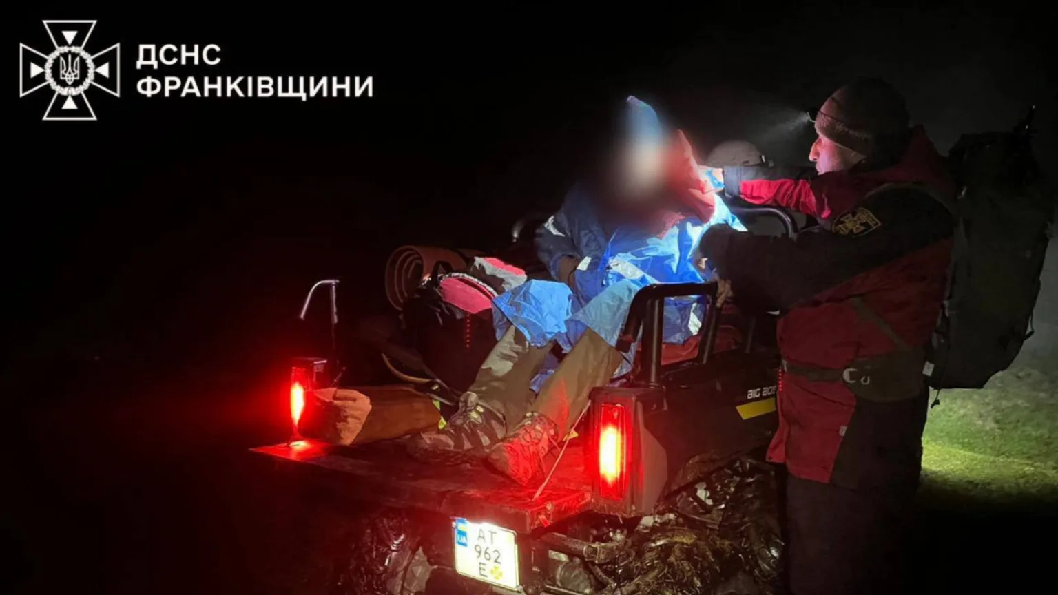 Рятувальники допомагають людині в горах вночі