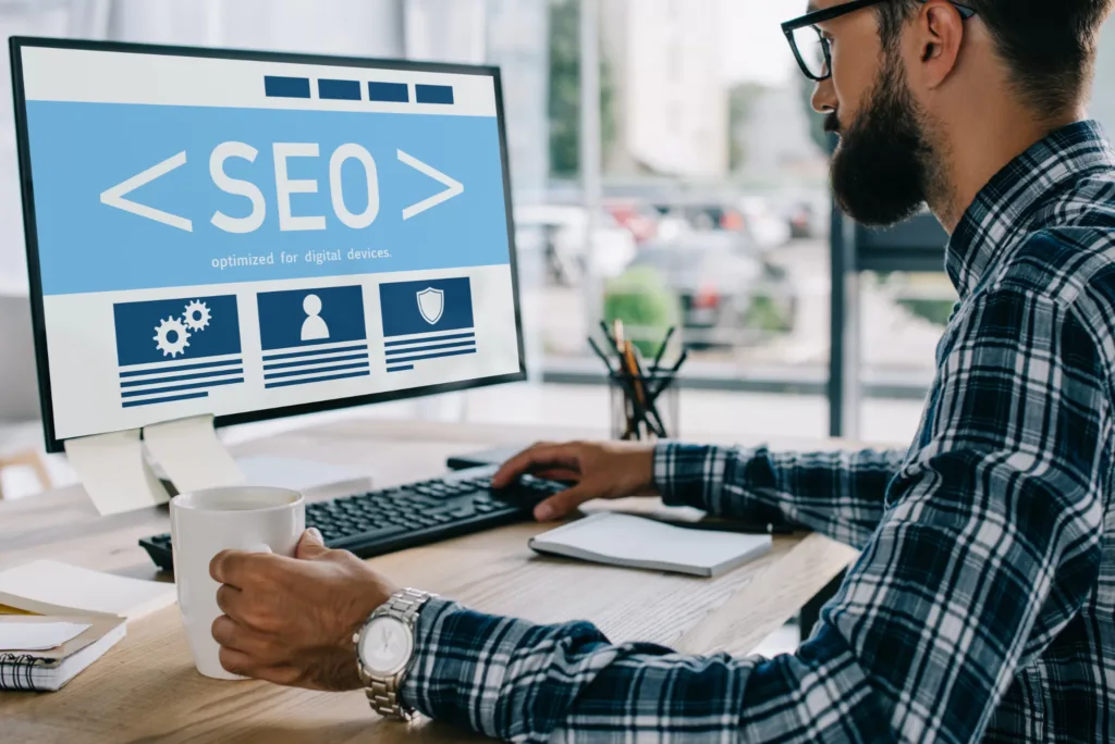 Чоловік працює над SEO на комп’ютері