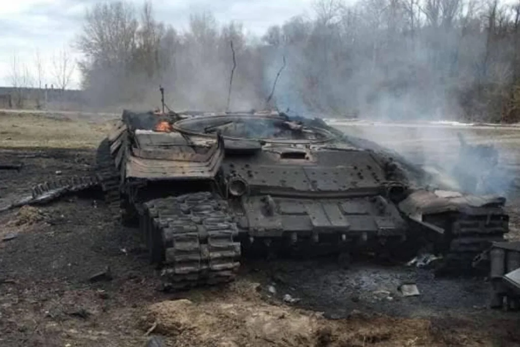 Знищений танк димиться на полі бою